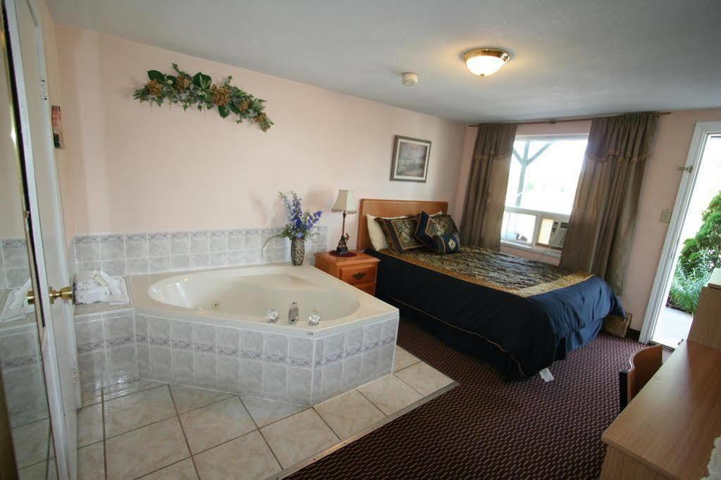Campbellford River Inn Екстер'єр фото