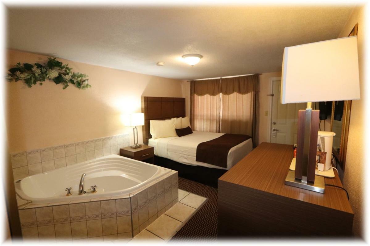 Campbellford River Inn Екстер'єр фото
